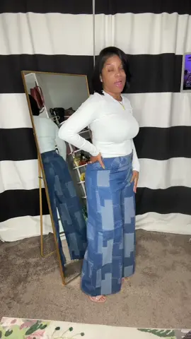 These high waisted denim jeans are the perfect length. The design is so unique. Let’s wear statement denim this season. #highwaistedjeans #highwaisteddenim #denim #jeans