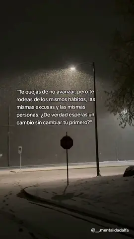 Esta frase nos invita a reflexionar sobre la incoherencia entre desear un cambio y seguir aferrados a lo que nos estanca. Muchas veces culpamos al destino, a las circunstancias o a los demás, cuando en realidad somos nosotros quienes repetimos los mismos patrones. Si no cambias tus hábitos, tus pensamientos y tu entorno, tu vida seguirá igual. El progreso comienza el día que decides romper con lo que te limita y asumir la responsabilidad total de tu crecimiento. #motivacion #disciplina #FYP #crecimientopersonal #exito 