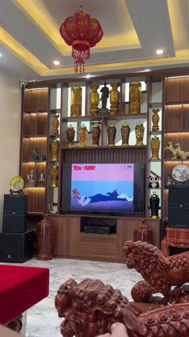 Mưa bão thì lại ở nhà cầy hoạt hình 😛😛😛. Kỉ niệm thời mặc quần tủng đít #docthan 