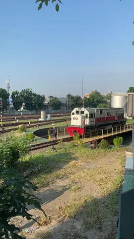 putar balik lokomotif 🚂 #ptkai #keretaapiindonesia #keretaapikita #ularbesi 