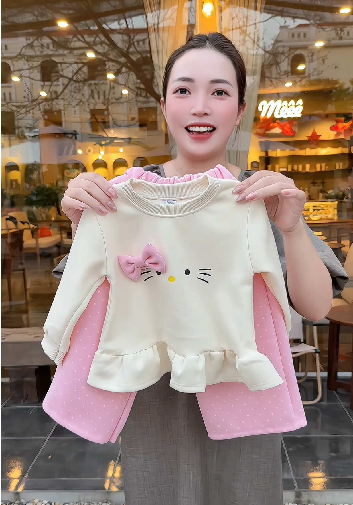Bộ đồ hello kitty cho bé gái #quanaotreem #meminmax95 #bothudongchobe #bomacnhachobe #bonichobe 