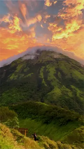 alam tidak pernah gagal untuk membuat kita takjub akan keindahannya #fy #foryoupage #gunung @errysu_