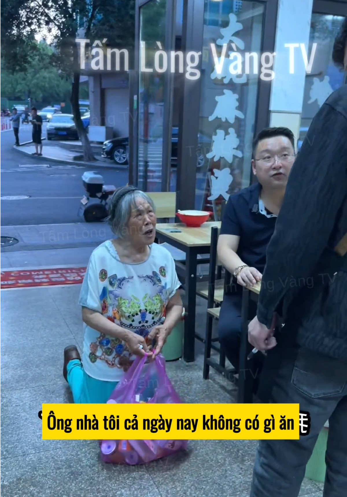 Chủ tịch tốt bụng ra tay giúp đỡ cụ già cực khổ bị chủ quán khinh thường và đuổi đi #tintuc #phimhay #phimtrungquoc #cuocsong