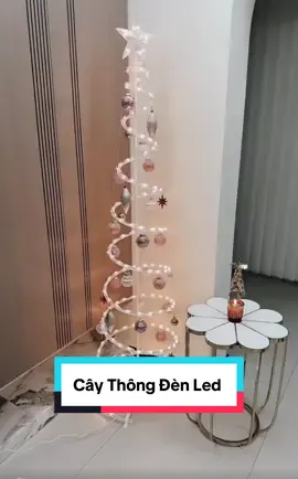 Ai Mà thích decor kiểu đơn giản mà không khí giáng sinh ngập tràn thì tham khảo cây này nha #caythongnoel #caythonggiangsinh #caythongdenled #trangtrinhacua #trangdecornhacua 