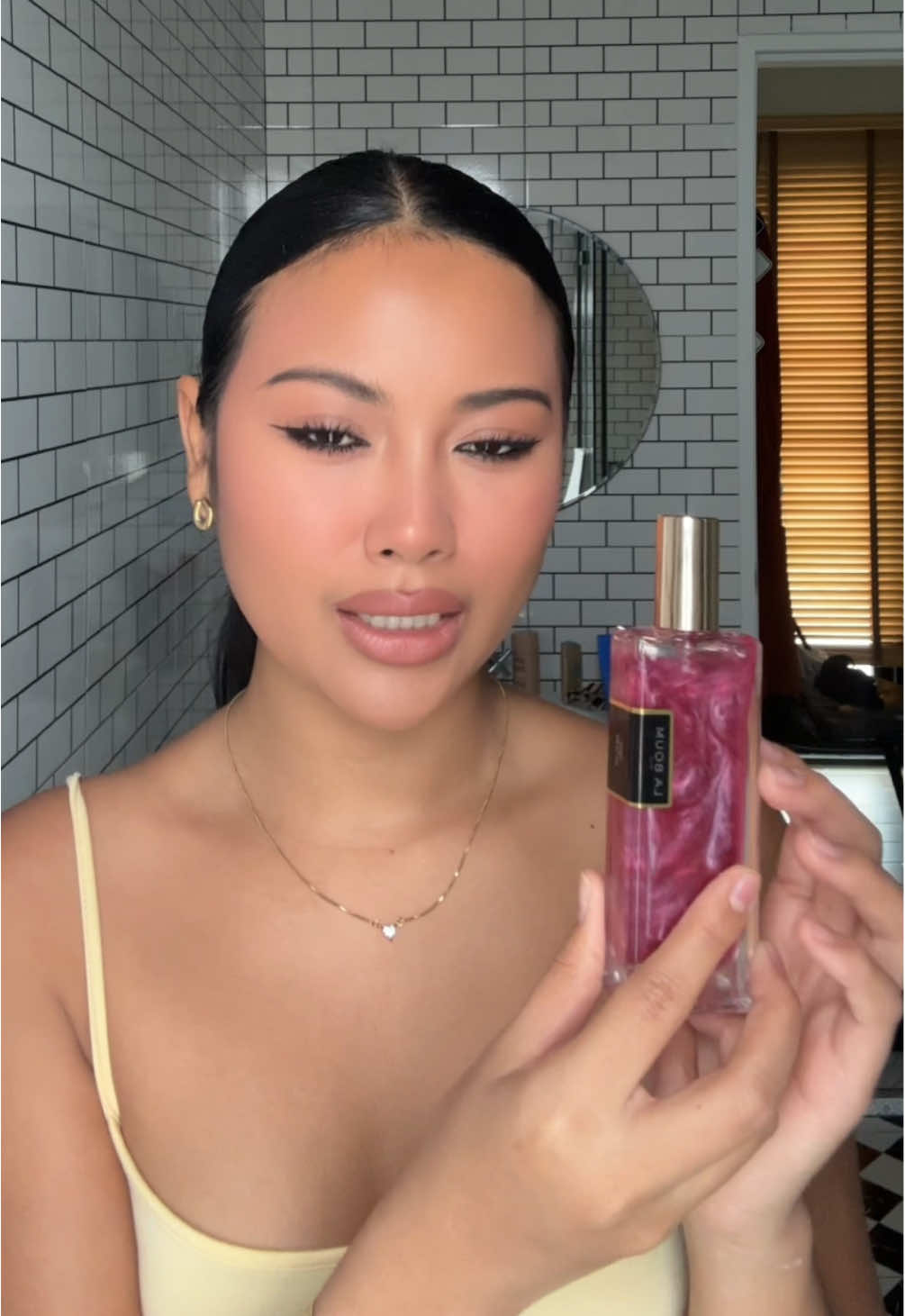 แล้วน้ำหอมกลิ่นนี้ให้ความรู้สึกเหมือนยืนอยู่ในสนามบินอาบูดาบีจริง55555555 ตอนฉีดครั้งแรกคือใช่เลย ตอบแบบhonest แนทไม่ได้ชอบกลิ่นแนวนี้มาก ให้ 6/10 แต่ใครชอบกลิ่นดอกไม้ดอกกุหลาบ หรือน้ำหอมแนวสาวอาหรับ อันนี้ตอบโจทย์! 