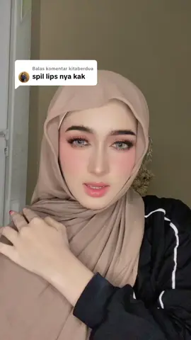 Membalas @kitaberdua buat lipstik ak pake xixiu yg 01,trs lngsung di timpa pake lipglos omg,spal spil ada di kerkun ya🫶🏻#lipstick #soflens #bulumatapalsu #makeup #makeupbold 
