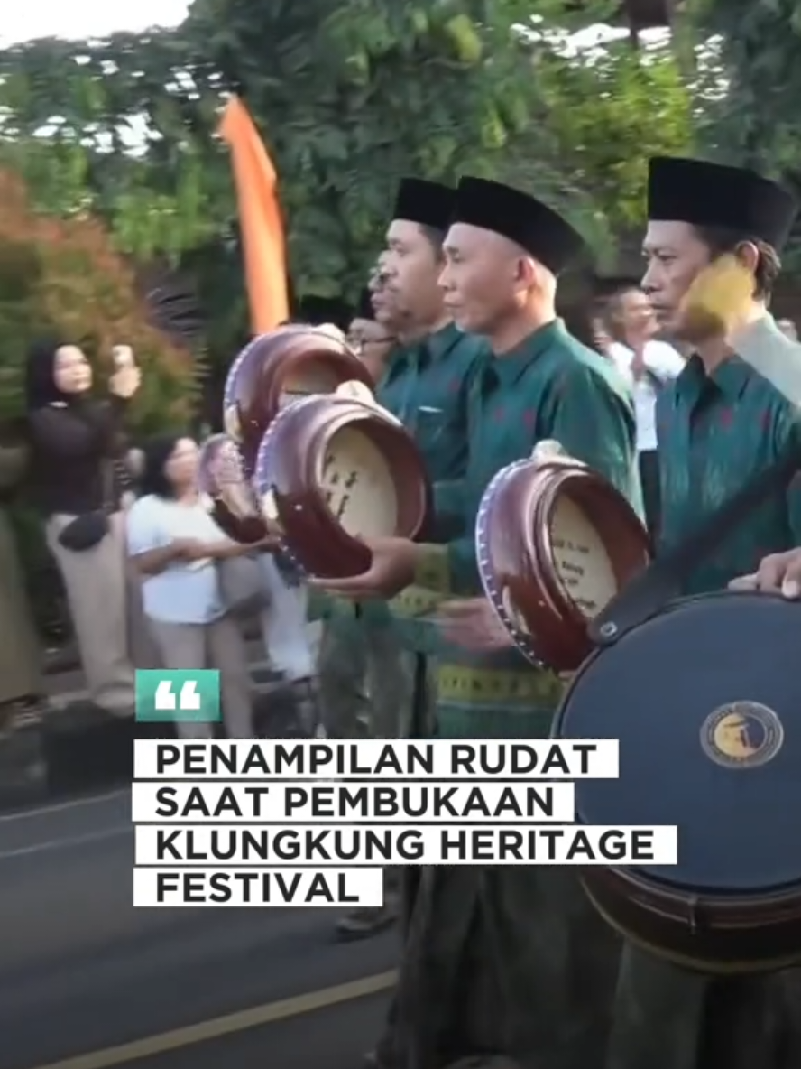 PENAMPILAN RUDAT SAAT PEMBUKAAN KLUNGKUNG HERITAGE FESTIVAL | 10 Oktober 2025 Rudat Kampung Gelgel merupakan seni tradisional warisan leluhur turun temurun dari generasi ke generasi, Rudat ini tercipta terinspirasi yang bermula dari 40 Orang prajurit beragama islam sebagai pengawal Raja Bali Ida Dalem Ketut Smara Kepakisan pada abad ke-14 yang merupakan cikal bakal islam pertama di Bali.  Ini merupakan bentuk cerminan akulturasi budaya hindu-Bali dengan Islam-Bali masih dijaga di kalangan masyarakat Gelgel. bentuk keharmonisan ini sudah terjalin lama dan secara turun-temurun, keharmonisan ini menginspirasi Yayasan Damuh Urip Bali untuk menampilkan Tari Rudat Kampung Gelgel sebagai pengawal Raja Klungkung (Ida Dalem Smara Putra).  Rudat ini adalah harmonisasi seni gerak silat, tari, suara dan tabuh dengan lirik dan syair yang mengandung nilai - nilai luhur, di iringi dengan perpaduan tabuh tradisional bernuansa islami dan Bali, harmonisasi ini melahirkan nilai – nilai religius, estetika, patriotisme, kebersamaan dan kerukunan. Rudat Kampung Gelgel adalah inspirasi dan motivasi Bagi Generasi Muslim Bali. #KlungkungUpdate #BudayaKlungkung #HeritageFestival #klungkungheritagefestival #KlungkungBangkit  @Kementerian Pariwisata RI @Klungkung Tourism @@disparbali @jeg.bali @infoklungkung  @kabarklungkung 