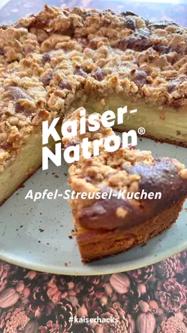 Aaaahhh, endlich Wochenende und wer A sagt, muss auch Apfelkuchen sagen!!! Wir haben einen unglaublich saftig leckeren Apfelkuchen mit Mandel-Zimtstreuseln gebacken. Für den Teig schlägst Du zunächst 3 Eier mit 150 g Zucker auf und fügst anschließend 120 ml Sonnenblumenöl und 250 g Joghurt hinzu. Du vermischst 250 g Mehl mit 5 g Kaiser-Natron® und hebst es unter die Eier-Joghurt-Mischung. Du schälst 5 Äpfel und schneidest sie in dünne Scheiben. Die Apfelscheiben vermischst Du mit dem Teig und füllst es in eine Springform (Durchmesser 26 cm). 80 g Mehl, 50 g gehackte Mandeln, 50 g braunem Zucker, 2 TL Zimt und 70 g kalter Butter knetest Du zu Streuseln. Du bestreust den Teig mit 2 TL Zimt-Zucker und verteilst die Streusel darauf. 40 Minuten bei 160 °C Umluft im vorgeheizten Backofen backen. Und nun wird das Wochenende und der Kuchen genossen. Wir wünschen Dir und Deinen Lieben ein wunderschönes Wochenende! 
 #kaisernatron #kaiserhacks #natron #food #cake                   
