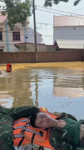 Khi để nói những điều tốt đẹp nhất về những hành động này! Bạn sẽ nói gì??? Sau bão số 10 Bualoi lực lượng Quân đội và Công an ta vất vả quá. #vietnam #quandoi #congan #TikTokAwardsVN #bao 