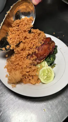 bebek slamet yg di godean tempat e bagus banget 👅9/10 BEBEK GORENG H SLAMET BY WAROENG GODEAN Buka : 10.00-21.00 Alamat : jl godean km 4,5 kwarasan,nogotirto gamping sleman yogyakarta