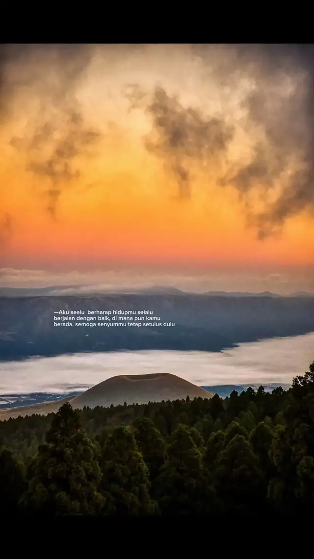 … Berikut langkah-langkah membuat soto ayam sederhana dan lezat 👇 📝Bahan-bahan: ½ ekor ayam (potong jadi 4–6 bagian) 2 liter air 3 lembar daun salam 2 batang serai (memarkan) 3 lembar daun jeruk Garam dan gula secukupnya Minyak untuk menumis 🌶️ Bumbu halus: 6 siung bawang merah 4 siung bawang putih 3 butir kemiri (sangrai) 1 ruas kunyit (bakar sebentar) 1 ruas jahe 1 ruas lengkuas 🍲 Cara Membuat: -Rebus ayam dalam air hingga matang dan empuk. Angkat ayam, tiriskan, lalu goreng sebentar hingga agak kecokelatan. Suwir-suwir dagingnya. -Tumis bumbu halus bersama daun salam, daun jeruk, dan serai sampai harum dan matang. -Masukkan bumbu tumisan ke dalam air rebusan ayam (kaldu), aduk rata, dan rebus kembali. -Tambahkan garam dan gula secukupnya. Koreksi rasa hingga pas. -Masukkan ayam suwir, rebus sebentar agar bumbu meresap. -Sajikan soto ayam dengan pelengkap: nasi, soun, tauge, daun seledri, irisan daun bawang, telur rebus, bawang goreng, dan sambal. Semoga resep ini bermanfaat😊#foryoupage #4u #galaubrutal 