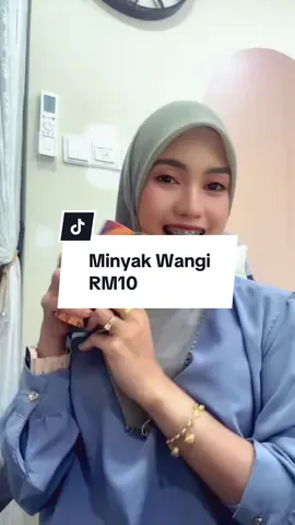 Perfume Murah Giler dah la Packging Lawa boleh buat gift , RM10 je tapi wangi dia preghhh . long lasting . 🥲 Tudung Lyea pakai pun mmg senang bentuk , kain sedap Harga bawah RM13 je , Code Lyea pakai Light Olive (PL14) . Dia Sekali Taging Brand comel. ☺️