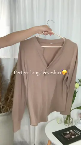 Love the soft basictop #anrabess #ribbedlongsleeve #fittedlongsleeve #longsleevetop #fallfashioninspo 