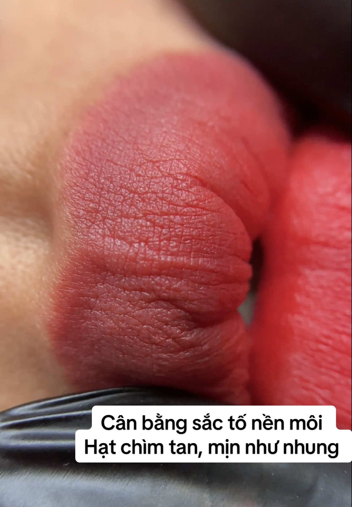 Cân bằng sắc tố nền môi - Hạt chìm tan, mịn như nhung   Môi khử thâm màu xinh trong veo luôn ạ.. Đôi môi được thực hiện p e e l và x ừ l ý màu trong cùng 1 bước thực hiện bởi HV Phuong Pham ❤️ #LearnOnTikTok  #lamdep #xuhuong #khuthammoi #phunmoitunhien 