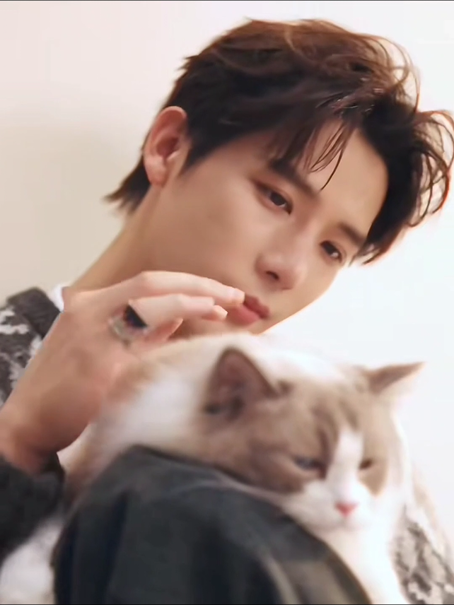 Ước được là ẻm mèo kia quá :3 #vuonganvu_wanganyu_王安宇  #Foreveryoung #Missyouu_21 