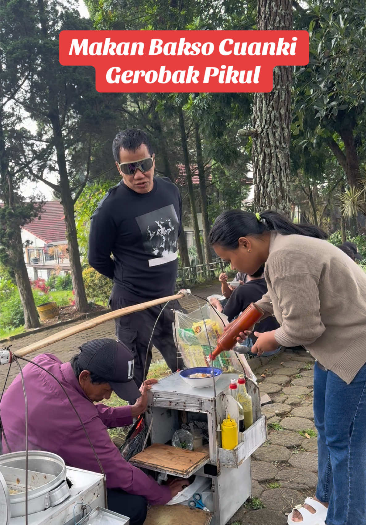 . . . Pengingat diri dan saling ingat . MasyaAllah alhamdulilah . Di saat kita hidup untuk untuk membuat orang lain bahagia, Allah swt menjadikan orang lain membahagiakan kita . Tidak ada kebaikan pada kebanyakan bisikan-bisikan mereka, kecuali bisikan-bisikan dari orang yang menyuruh (manusia) memberi sedekah, atau berbuat makruf. atau mengadakan perdamaian di antara manusia. Dan barang siapa yang berbuat demikian karena mencari keridaan Allah, maka kelak Kami memberi kepadanya pahala yang besar. (QS. An Nisa: 114). . Dan sembahlah Allah dan janganlah kamu mempersekutukan-Nya dengan sesuatu apa pun. Dan berbuat-baiklah kepada kedua orang tua, karib-kerabat, anak-anak yatim, orang-orang miskin, tetangga dekat dan tetangga jauh, teman sejawat, ibnu sabil dan hamba sahaya yang kamu miliki. Sungguh, Allah tidak menyukai orang yang sombong dan membanggakan diri. (QS. An nisa ayat 36) . Menebarkan kasih sayang dan cinta kepada siapa saja dimana saja dan kapan saja . Maka cari lah CELAH untuk “ MEMBERI” bukan MENGAMBIL ATAU MEMINTA , karena setiap kali kita memberi di saat itu lah kita di beri Allah swt tanpa kita meminta . Pemberian Allah swt berlimpah limpah nikmat berkah dunia akhirat , semoga sellalu dlm ridho Nya amiin yra . Selamat Istirahat semuanya . Salam Bahagia . Salam Siang semuanya . Syukur sabar ihklas dan tawakkal