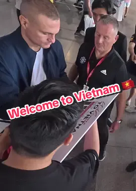Đã đón được anh zai Vidic và anh zai Berbatov tới Việt Nam!!! #nemanjavidic #tigerstreetfootball #berbatov #huyenthoaibongda #ggmu