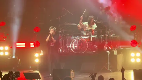 One Ok Rock - Make it out alive 💕  @ONE OK ROCK @Takahiro Moriuchi @Zénith Nantes Métropole  #oneokrock #ワンオク #detoxtour #zenithdenantes #oor 
