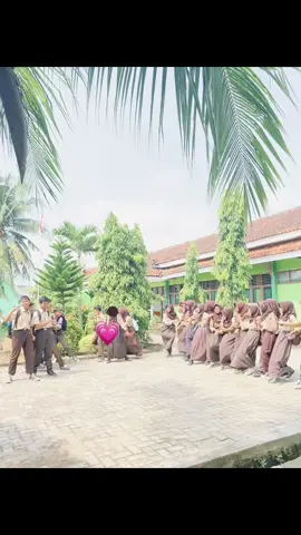 yg mau fotbar cma 2 org tp yg heboh sekelas😭 