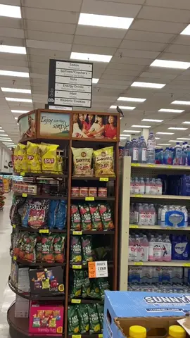 Y’all why this bird was in the grocery store?! 😂😂😂😂