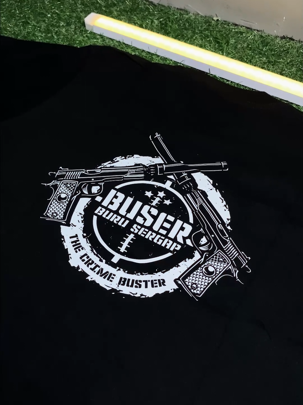 Tampil simpel tapi auranya bikin preman kencing di celana pas liat kamu pakai kaos ini 🤭. #kaoscowo #kaospria #buser #resmob #kaosviral 