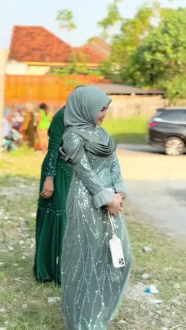 alah kemayunee🤭 dressnya jahit di @Liza #ootd #bridesmaids #lamaran 