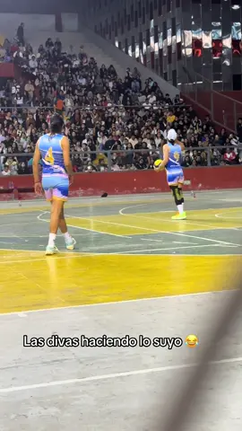 Las divas haciendo lo suyo en chiclayo 😂, ciudad de la amistad #humor #divasdelnorte #chiclayo #hablandohuevadaschallenge #voley 