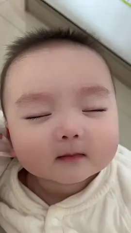 Con đang mơ về những bình sữa thơm ngon 😋😋 #embe #đángyêu #viral #xuhuong 