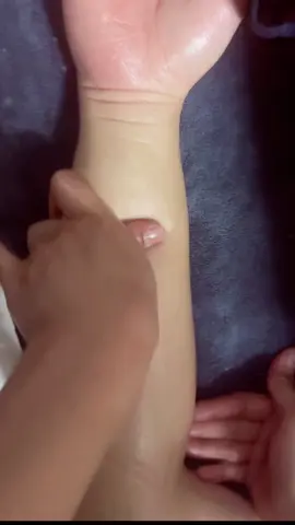 - Tê tay và hội chứng ống cổ tay là những vấn đề thường gặp liên quan đến thần kinh và cơ xương khớp.  - Bấm huyệt: Tác động lên các huyệt đạo có thể giúp giảm tê và đau, cải thiện cảm giác. - Thông Kinh Lạc : Giúp thư giãn cơ, giảm căng thẳng và cải thiện lưu thông .  #massager #spacaugiay #thưgiãn #goidauduongsinh #camon 