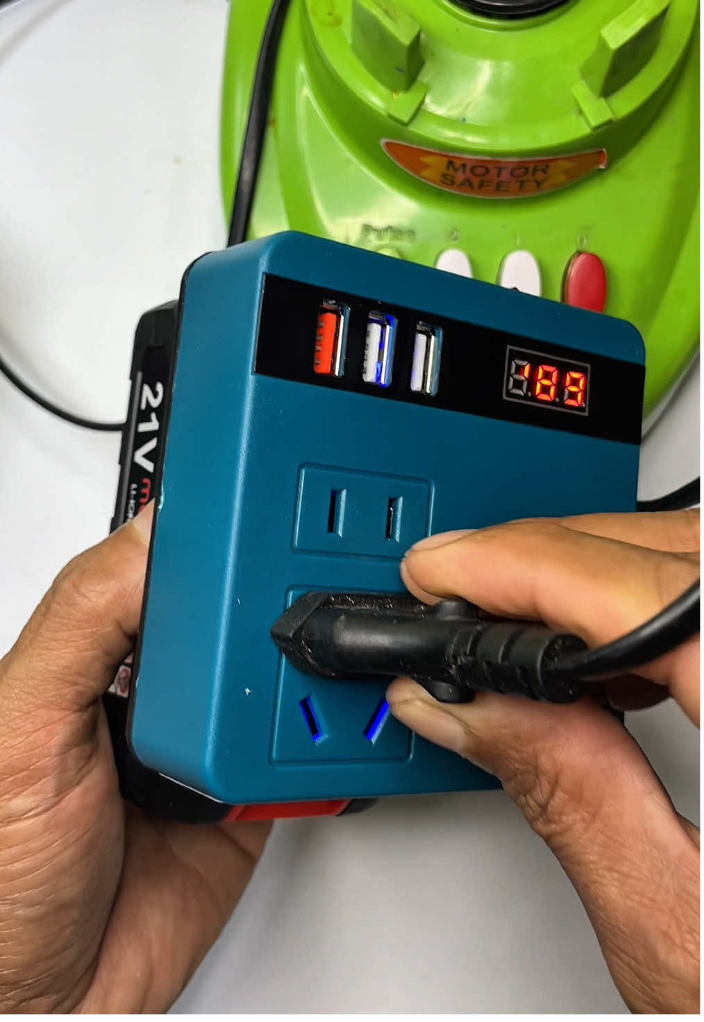 Colok di Baterai Langsung Jadi Listrik 220V! Inverter Mini Wajib Punya #inverterportable #invertermakita #alatlistrikrumah #alatdaruratlistrik #konverterdaya