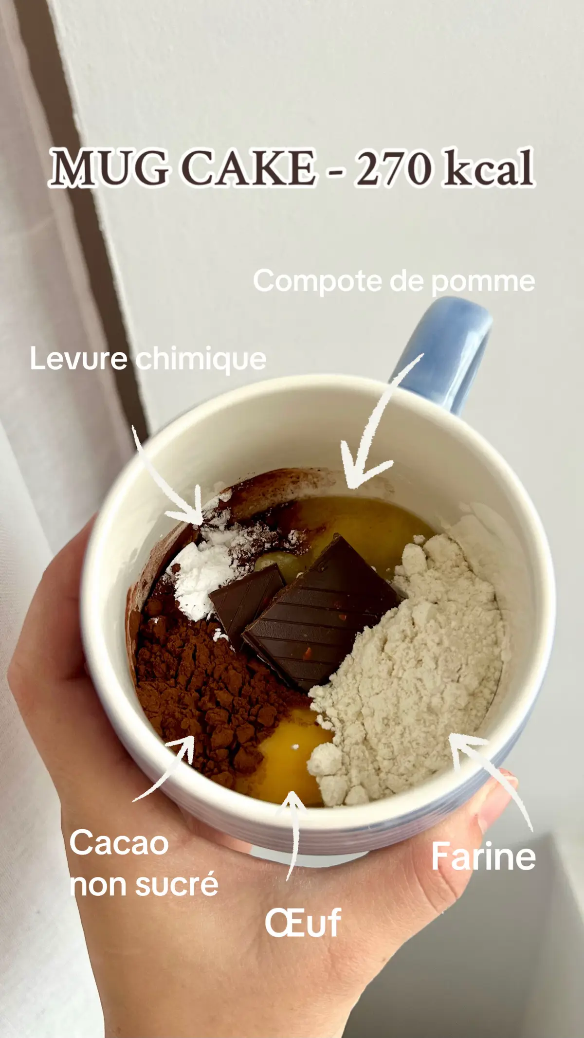 ➡️ Sans beurre, sans sucre, ultra fondant 😍 Ingrédients : 🥚 1 œuf 🍎 100 g compote de pomme sans sucre ajouté 🍫 5 g cacao non sucré 🌾 1 bonne càs de farine ⚖️ ½ c.à.c levure chimique 🍫 10 g chocolat (1 carré au milieu + 1 sur le dessus) Méthode “1-1-1” : 1️⃣ 1 min à puissance moyenne 2️⃣ 1 min à puissance haute 3️⃣ 1 min de repos Le carré fondant au milieu… une dinguerie 🤤 💬 Tague la personne avec qui tu vas le tester 👯‍♀️ #healthy #mugcake #Recipe #recettefacile #recette 