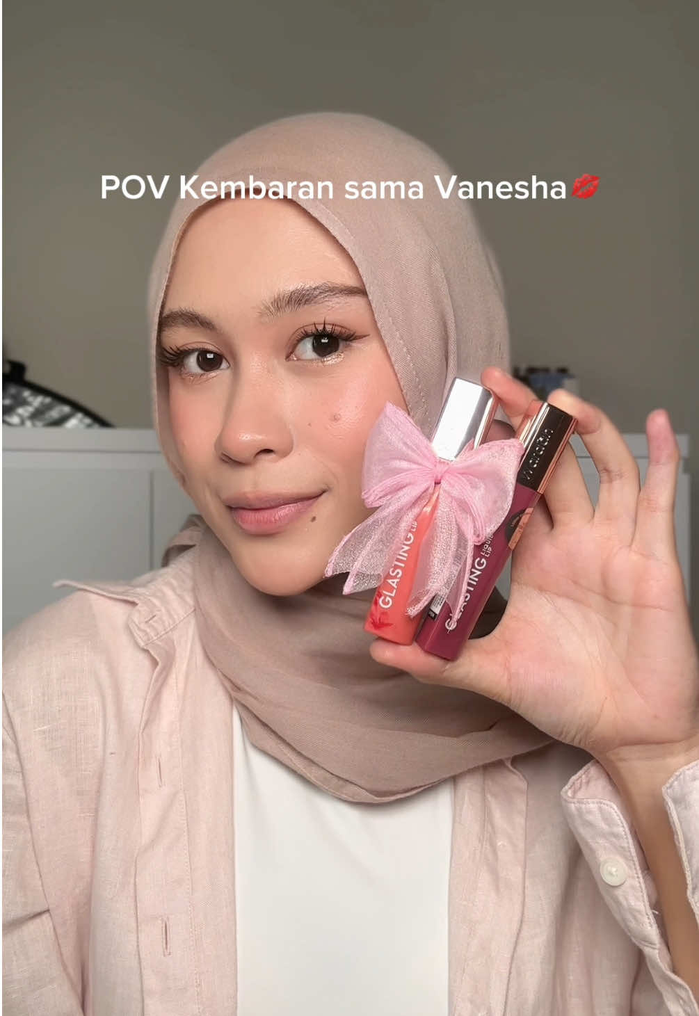 Lagi jatuh cinta sama bibir pink se-glossy ini 💕 #WardahGlastingLiquidLip #GlastingPink #WardahPinkPower #WardahPinkRibbon #OmbreLips 
