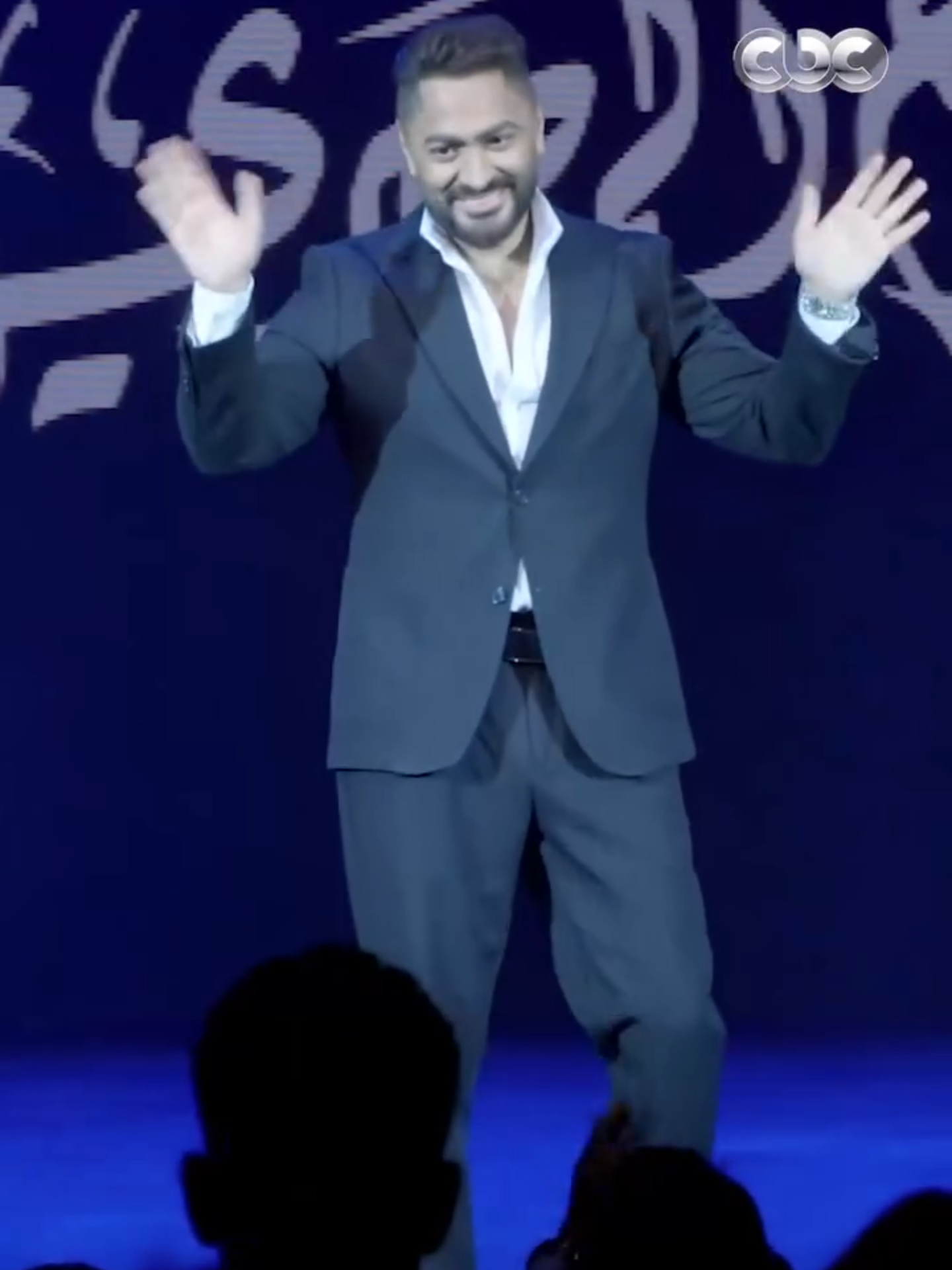 جيل بيسلم جيل 👌🏻🥹.. تحية حارة من الجمهور لتامر حسني بعد أغنيته الرائعة عن المسرح المصري 👏🏻🔥😍 #CBC