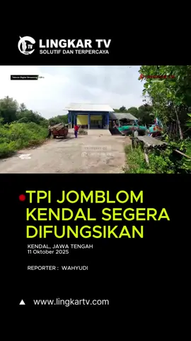 TPI Jomblom di Kendal Segera Difungsikan, Akses Jalan Akan Diperbaiki Kendal, Jawa Tengah – Tempat Pelelangan Ikan (TPI) Jomblom di Desa Margorejo, Kecamatan Cepiring, Kabupaten Kendal, yang dibangun sejak 2023, hingga kini belum difungsikan. Meski bangunannya kokoh, akses jalan yang jauh dan rusak membuat pembeli enggan datang, sehingga nelayan kesulitan menjual hasil tangkapan. Kepala Desa Margorejo, Suyoto, menegaskan warga berharap TPI segera digunakan, namun perbaikan akses menjadi syarat utama. Menindaklanjuti hal ini, Bupati Kendal, Dyah Kartika Permanasari, meninjau lokasi dan menjamin tindak lanjut pemerintah daerah. Perbaikan jalan telah dimasukkan ke Rencana Kerja Daerah 2026 dan diajukan melalui Program Instruksi Presiden Jalan Daerah (IJD). Dengan dibukanya akses jalan, TPI Jomblom diharapkan segera berfungsi sebagai pusat pelelangan ikan yang mendukung perekonomian nelayan setempat. #berita #kendal #jateng #tpi #lingkartv