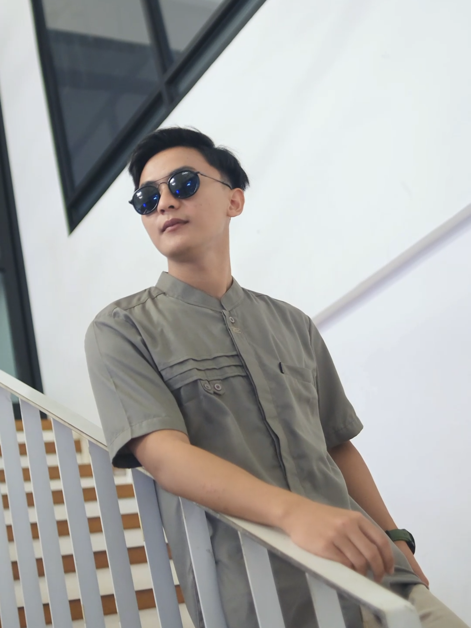 Nggak ada kata salah kostum kalau pakai Baju koko ini. Cocok buat segala suasana.  👉 Checkout sekarang sebelum ukuranmu sold out! #kokoelrumi #bajukokopriadewasa #fashionmuslimpria #elrumi #kokolenganpendek