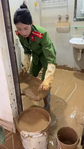 Sau bão lũ, khi bà con còn ngổn ngang mất mát, những người chiến sĩ công an vẫn luôn có mặt ở mọi nơi — cùng dọn dẹp, cùng tiếp tế, cùng chia sẻ từng bữa cơm, manh áo. “Vì nhân dân phục vụ” – không chỉ là khẩu hiệu, mà là hành động mỗi ngày. ❤️🇻🇳  #⛈️⛈️⛈️⛈️⛈️  #lũlụtmienbac  #chúngtôilàchiếnsĩ  #CAND  🇻🇳
