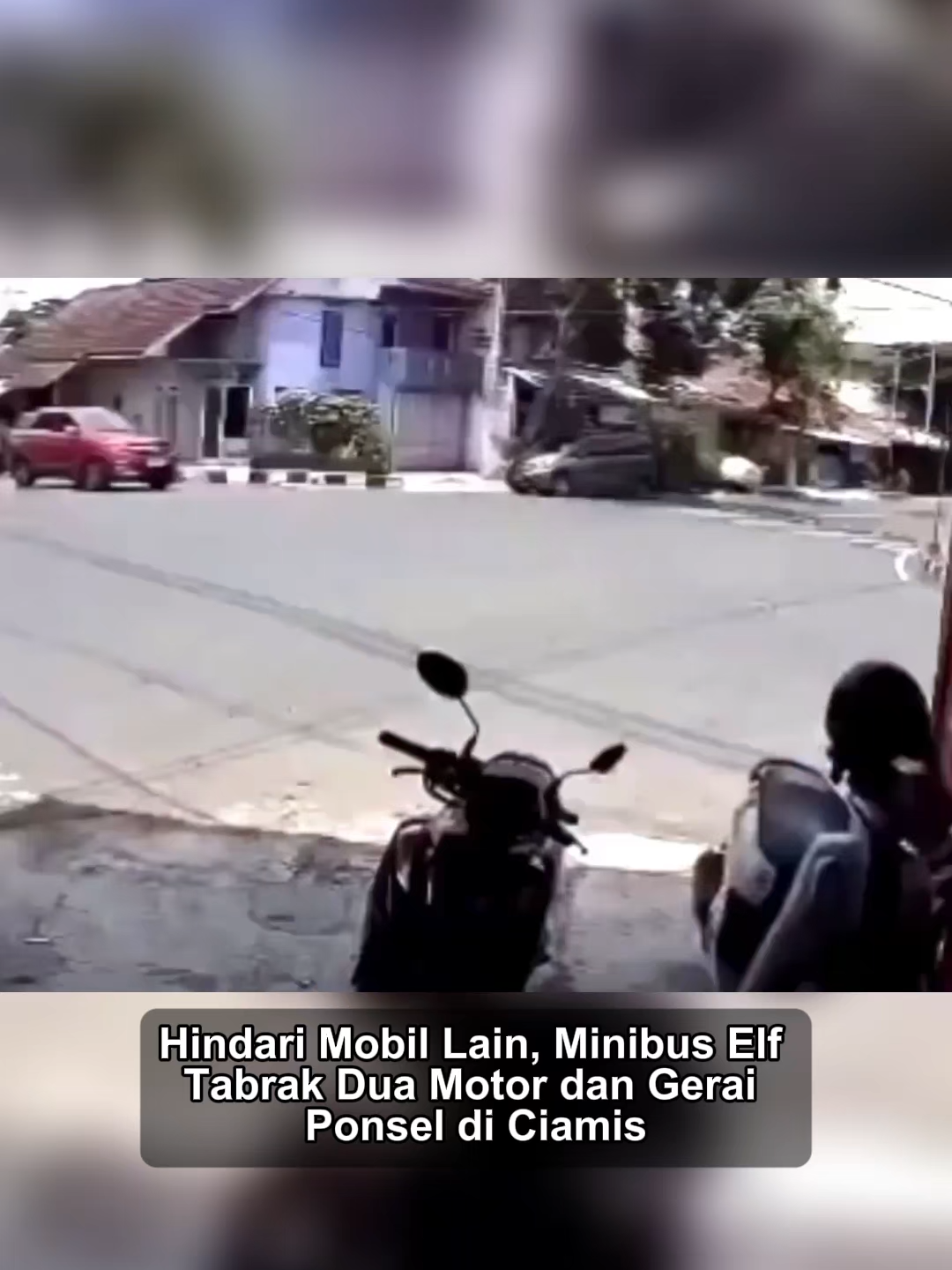 Sebuah kecelakaan lalu lintas terjadi di Simpang Stasiun, Jalan Ahmad Yani, Kabupaten Ciamis, pada Jumat (10/10/2025) siang sekitar pukul 12.30 WIB. Satu unit minibus Elf jurusan Purwokerto-Bandung menabrak dua sepeda motor dan sebuah gerai ponsel setelah pengemudi kehilangan kendali. Menurut keterangan pihak kepolisian, insiden bermula saat minibus Elf yang melaju dari arah Purwokerto menuju Bandung tiba di persimpangan stasiun. Pengemudi berusaha menghindari mobil lain yang hendak melintas di depannya. 
