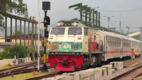 Bd asik, next smt kali ya 👀 ||@Cupzzz @mkhlanggada @Wirxv ⚡💫 ||  #fypシ゚ #keretaapiindonesia #railfansindonesia #kai121 