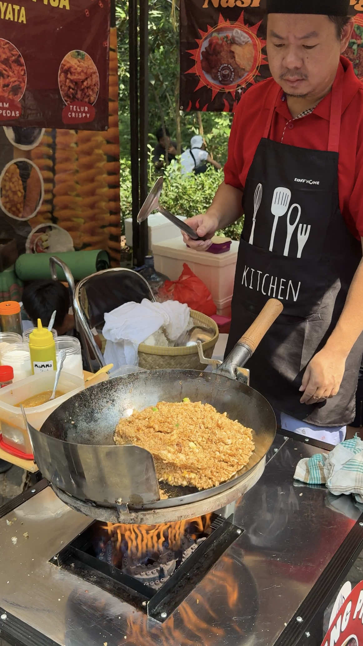 Machine To Cook Fried Rice in Indonesia 🔍 Business name  Nasi Goreng Pica Pica 📍Address Jakarta  💵 Price  Rp 25.000 /$ 1.50 USD 👨‍🍳 Owner @RajaOL 