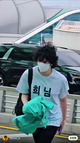 Suka banget dah ah sama laki modelan isi lemarinya dijajah kaos oblong gini. Warnanya kalau nggak putih, ya hitam, gitu aja terus. Aktor lokal ada yang begitu, dan isi lemarinya beneran kaos putih hitam semua berasa nggak pernah ganti baju dan anehnya aku sabar bgt ngadepin style model begitu padahal dia artis besar 😭 Bawa jas hujan kesayangan, rambut kiwil kayak belum sisiran, mana lucu bgt jari kakinya tuing-tuing offside dari itu sendal teplekan 😭🤏🏻 Semoga penerbangannya nyaman, ya, Hee. Tempusnya kalau nggak mau dipakai kasih aku aja biar aku yang wakilin pakai 🫡 #heenim #heechul #heechulsuperjunior 