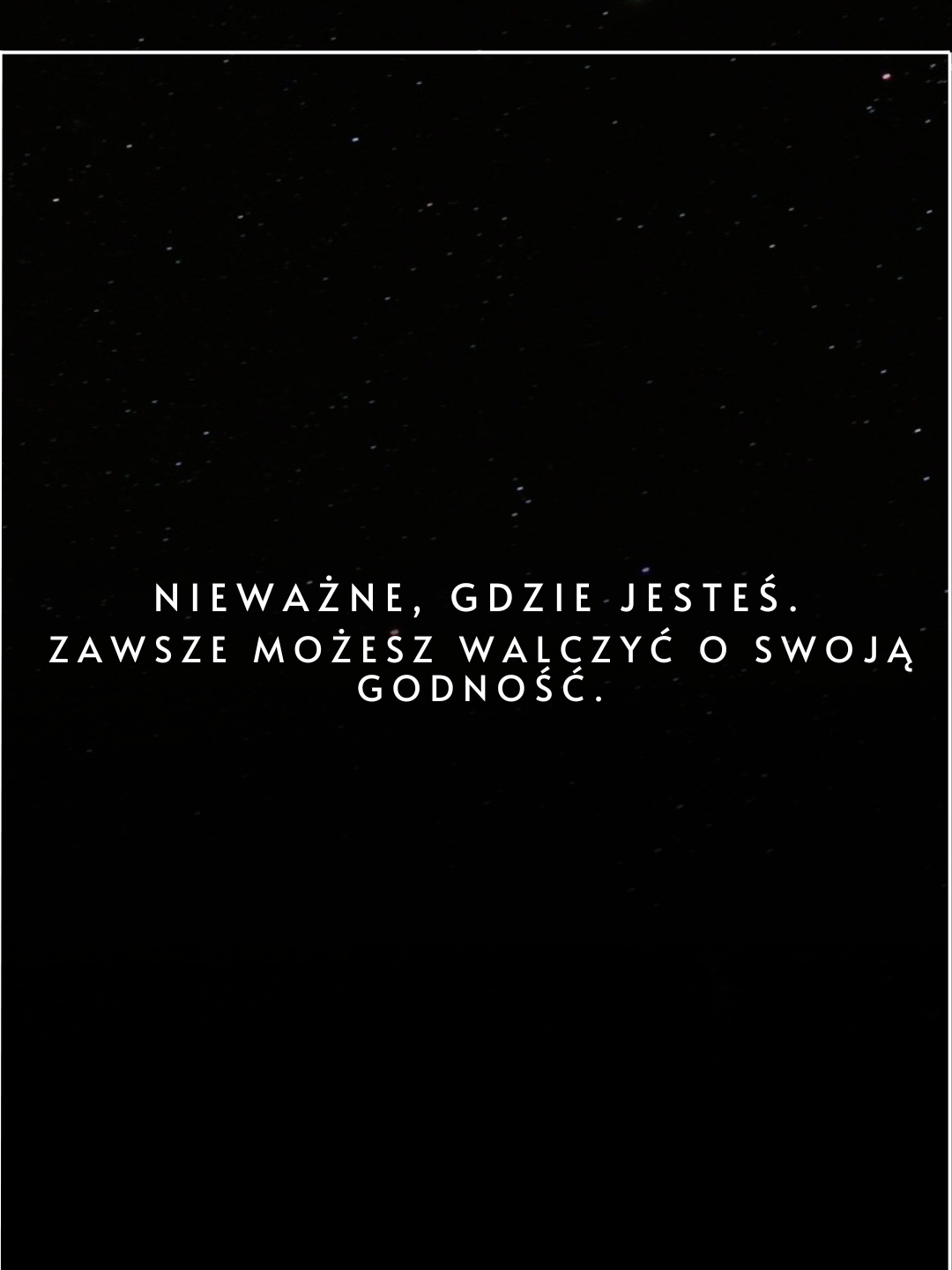 23 lata za kratami. I dalej walczy.  Nie za „piękne oczy”, tylko za błędy, które kosztowały go wolność. 23 lata życia zamknięte za murami 23 lata walki z systemem, z samotnością, z samym sobą. Był grypsujący. Nie po to, żeby się popisywać. Nie po to, żeby udawać twardziela. To była jego forma walki o godność w świecie, gdzie człowieka próbuje cię złamać każdego dnia. 👉 Uczył młodych, którzy wpadali pierwszy raz, jak nie dać się zdeptać. 👉 Pokazywał, że nawet w więzieniu można mieć kręgosłup, honor i zasady. Bo nie każdy grypsuje. Nie każdy potrafi żyć według własnego kodeksu, gdy wokół nie ma nic poza betonem i stalą. 23 lata za murami ale umysł pozostał wolny. Bo prawdziwa wolność nie zaczyna się na wolności. Zaczyna się w środku człowieka. Nieważne, gdzie jesteś. Zawsze możesz walczyć o swoją godność. #pokonajumysł #motywacja #siła #honor #walka