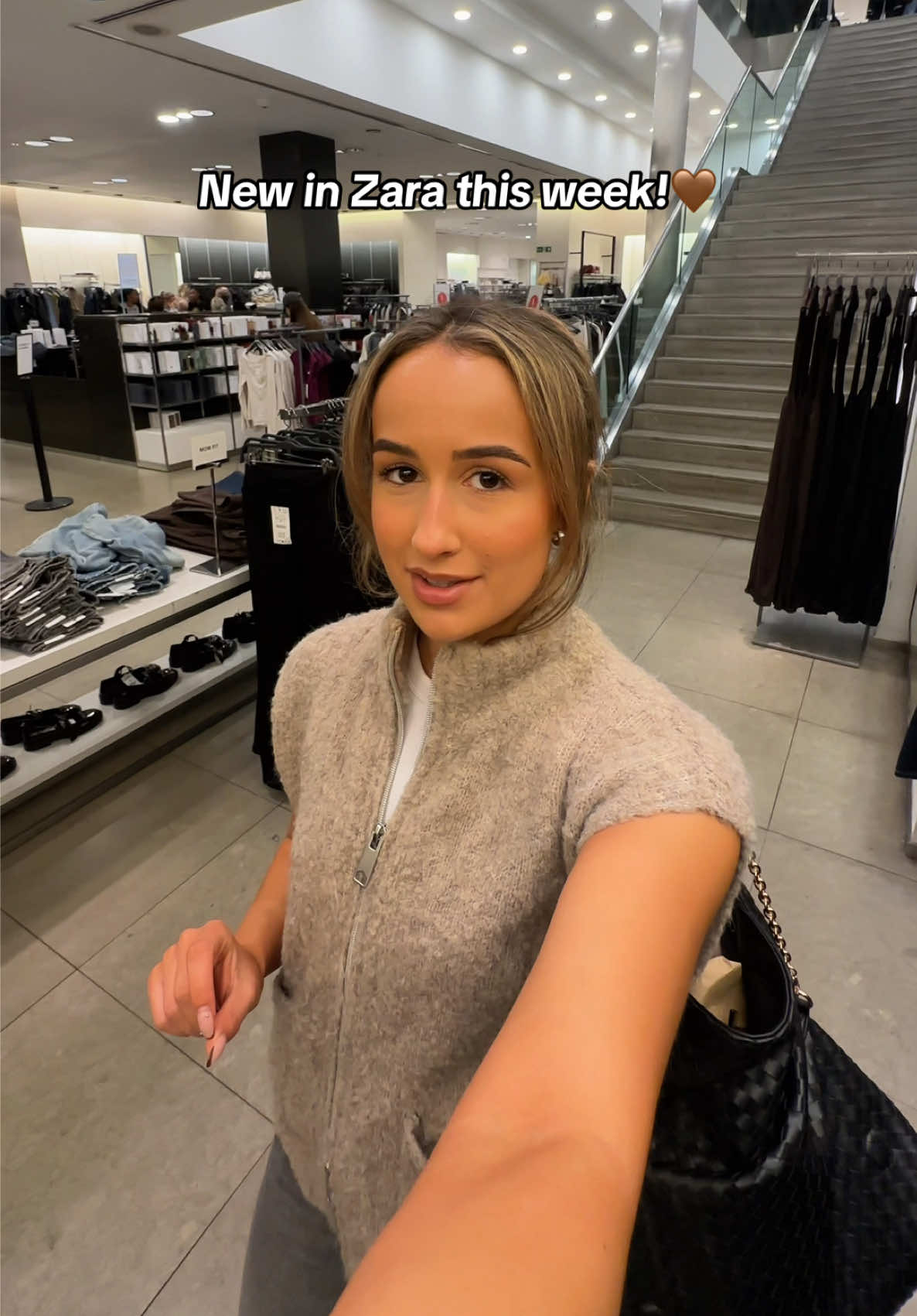Come shopping with me to Zara to check out what they have new in this week! #zara #zaranewin #zarafinds #shopping 