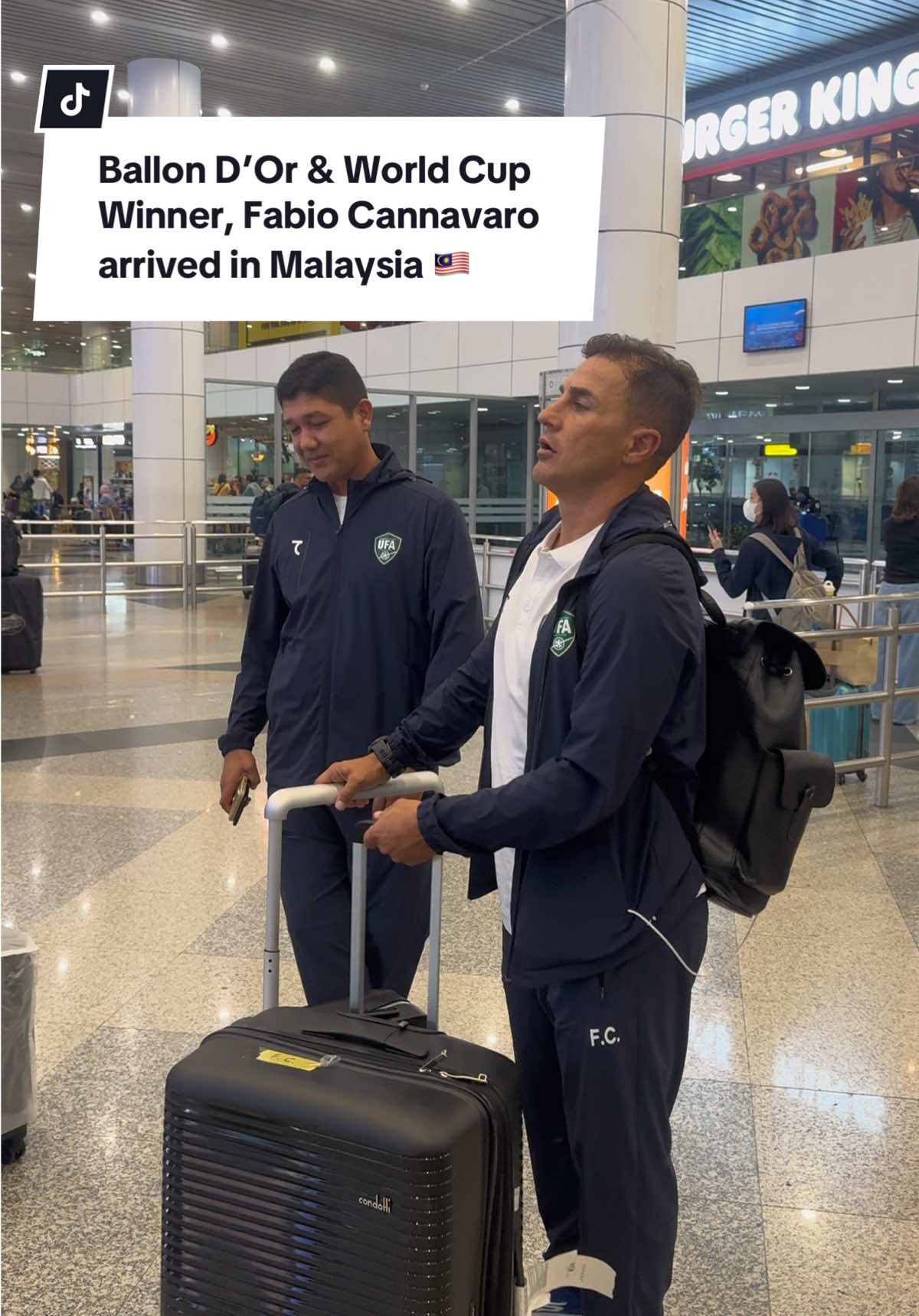 Ballon d’Or and World Cup winner Fabio Cannavaro signing autographs ahead of Uzbekistan vs Uruguay at Stadium Hang Jebat, Melaka 🇲🇾🏆✍️ #FabioCannavaro #BallonDor #malaysia #footballlegend #corinthians 