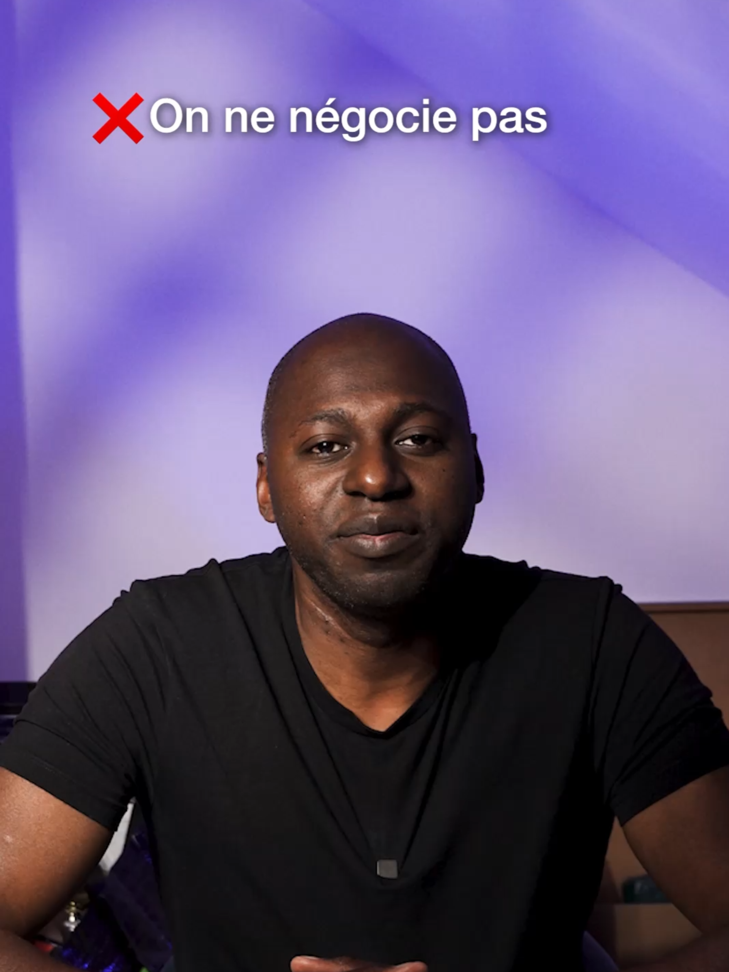 💸 Comment parler de ton prix sans perdre ta valeur ? Ce n’est pas le montant qui compte. C’est la façon dont tu en parles. ❌ “Je peux le faire moins cher.” ✅ “Je peux ajuster le périmètre selon ton budget.” ❌ “On ne négocie pas.” ✅ “Nos prix reflètent la qualité qu’on livre.” 💡 Ce n’est pas ce que tu dis qui bloque une vente. C’est comment tu le dis. La posture crée la valeur. Et la valeur attire les bons clients.