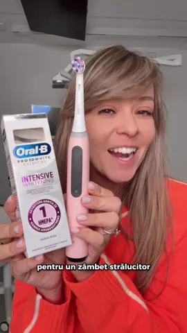 ✨ Zâmbește fără griji! ✨ Știm cu toții cât de mult contează un zâmbet curat și sănătos – mai ales când ai un eveniment sau o întâlnire importantă ☺️.  Noua pastă de dinți Oral-B Clinical Intensive Whitening de la @Oral-B Romania   îndepărtează petele superficiale, pentru dinți mai albi după doar o zi, dovedit clinic - chiar dacă ai dinții sensibili.  Vrei să vezi cum mici schimbări fac o mare diferență?Folosește pasta de dinți împreună cu capătul special de albire de la periuța iO Oral-B și bucură-te de un zâmbet strălucitor și de o senzatie de prospețime de lungă durată ✨🦷. Încearc-o azi și simte diferența! ♥️ #ad #oralb . . . Medicul dentist stă în fața camerei și vorbește direct cu privitorul despre noua pastă de dinți Oral-B Clinical Intensive Whitening. Explică beneficiile pastei de dinți - îndepărtează rapid petele superficiale, cu rezultate vizibile după 1 zi și are o formulă ionică special concepută pentru dinți sensibili. Menționează că efectul de albire se intensifică dacă este folosită împreună cu capătul special de periaj pentru albire al periutei iO. Video-ul este clar, dentistul prezentând produsul într-un mod prietenos și informativ.