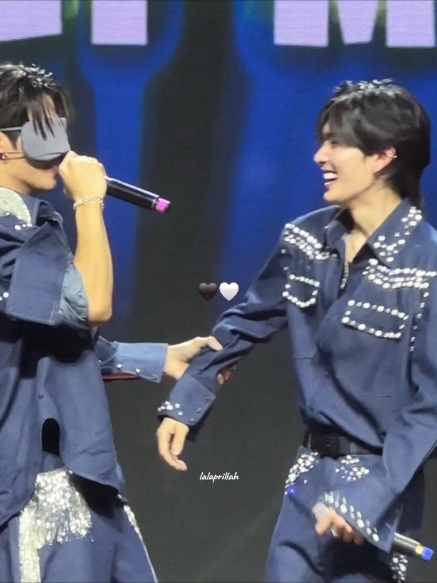 he knows EVERY INCHES of Santa's body🤭 (cr. to the owners) PERTHSANTA P10L VN FANMEET #Perfect10LinersFMinVietnam #perthsanta #perthppe #santapp