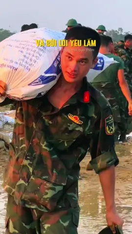 Đi đủ về đủ nha các đồng chí 🇻🇳 mãi tự hào là người quân nhân hết lòng vì nhân dân quyết không bỏ ai ở phía sau dù là thiên tai bão lũ 📸📸📸 Cre: Tổng hợp #tiemanha80 #baolu🇻🇳 #viral #dantocvietnam #tiemanhcualut 