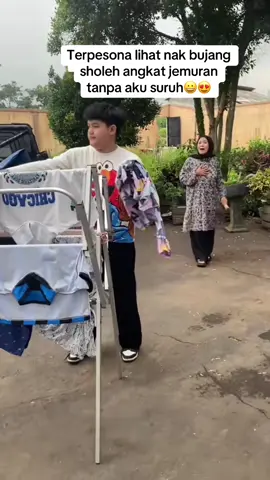 Hemmmm begitulah🤣tumben tumben nya kan…  Bismillah Allahumma Baarik Assalamualaikum bescie sehat dan bahagia ya😍 Ada nasehat indah dari Pak Ustadz: Syukur dan Sabar 2 hal yang harus selalu ada dlm menjalani dinamika hidup😍