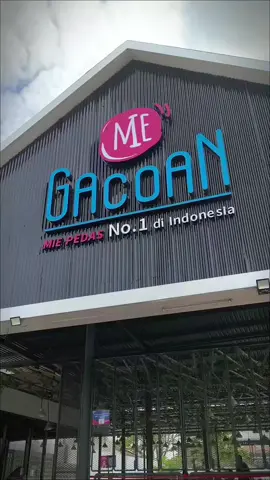 Mie Gacoan adalah waralaba restoran Indonesia didirikan pada awal tahun 2016 di Malang oleh Anton Kurniawan. Terkenal karena menjual mi goreng pedas berbagai tingkat mulai dari level 0 hingga level 8 atau 9 dengan harga yang relatif murah, menargetkan khalayak muda. Menyajikan juga makanan pendamping seperti dimsum Udang Keju, Udang Rambutan, Siomay, Lumpia Udang, Pangsit Goreng dan aneka es buah dengan nama unik seperti Es Gobak Sodor, Es Petak Umpet, Es Teklek, Es Sluku Bathok. Gacoan berasal dari Bahasa Jawa yang berarti jagoan atau andalan dan memiliki lebih dari 280 gerai di seluruh Indonesia pada tahun 2025. #MieGacoan #MiePedas #DinsumUdangKeju #UdangKeju #NgurahSuryaKusuma 