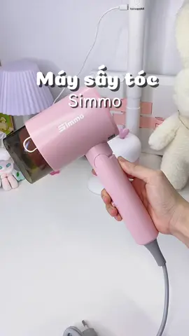 Máy sấy Simmo nhỏ mà có võ 💁‍♀️ Sấy nhanh, tóc khô đều mà không bị xơ – dùng xong tóc vẫn mềm mượt thích mê luôn 💨✨” #MáySấySimmo #Simmo #MáySấyTóc #ĐồGiaDụngTiệnLợi #ChămTócTạiNhà   